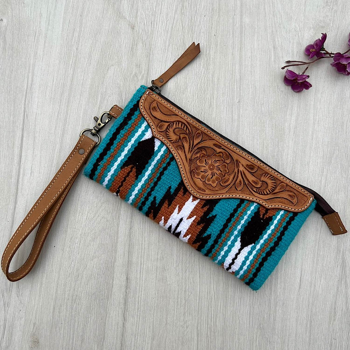 The Design Edge Women’s Saddle Blanket Clutch - Turquoise / Brown Tooled Leather
